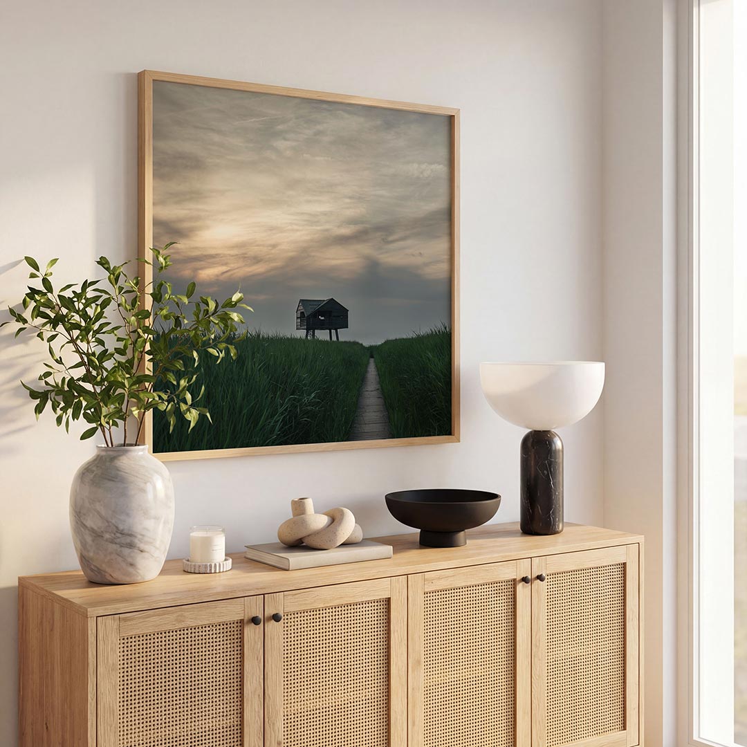 Rustieke houten hut poster – tweede productweergave – een houten hut op palen staat te midden van hoge groene grasvelden