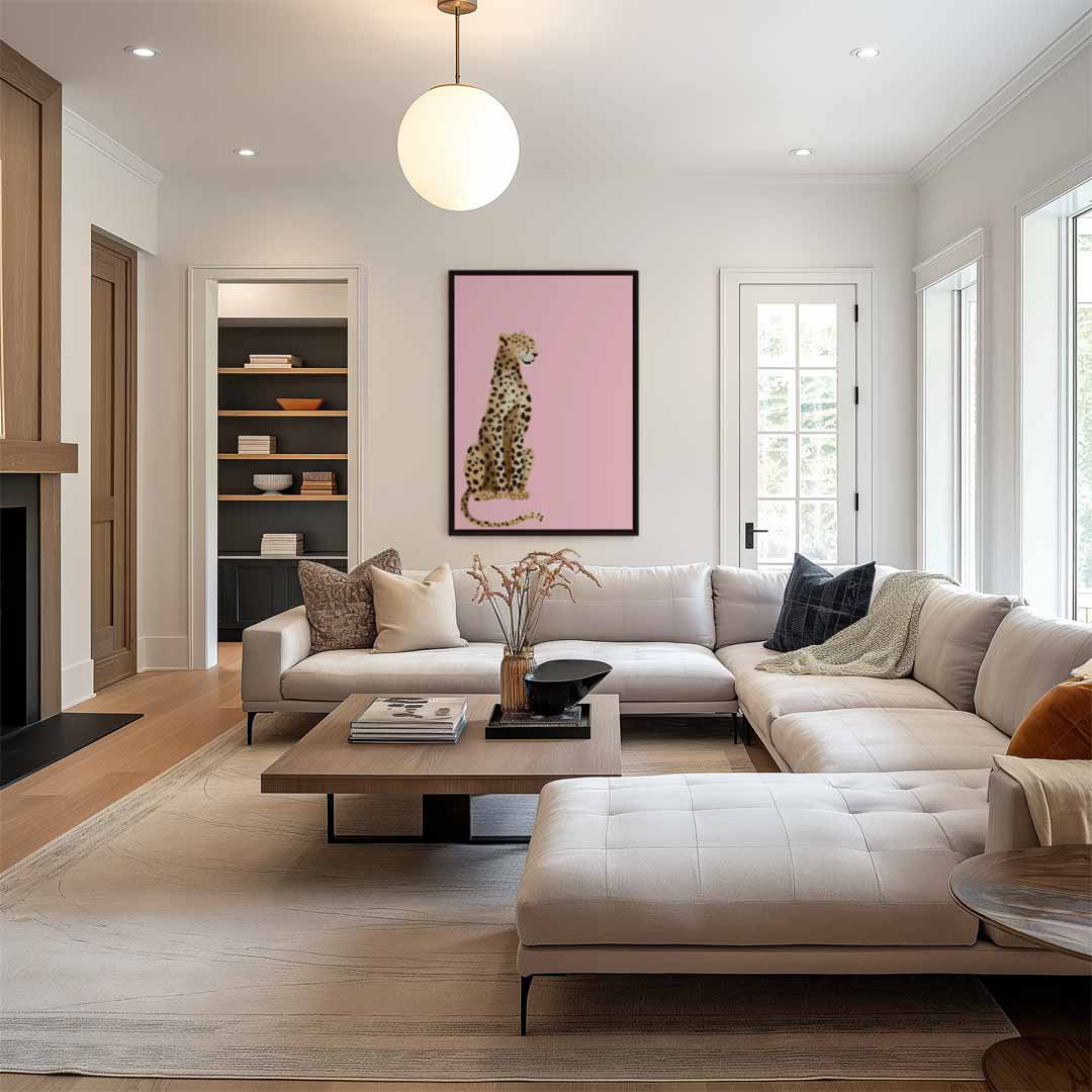 Elegante Luipaard op Roze Achtergrond – kunstwerk met zwarte baklijst