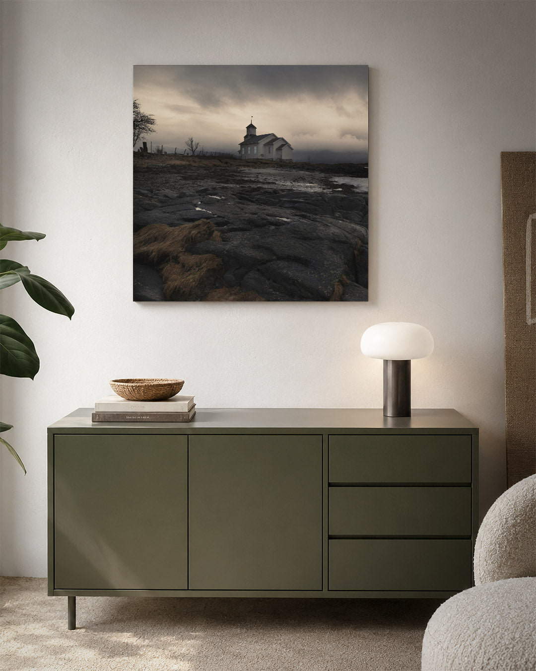 Rustiek landschap kunstwerk – detailweergave – een eenzaam gebouw staat op een rotsachtige kustlijn onder een bewolkte hemel.
