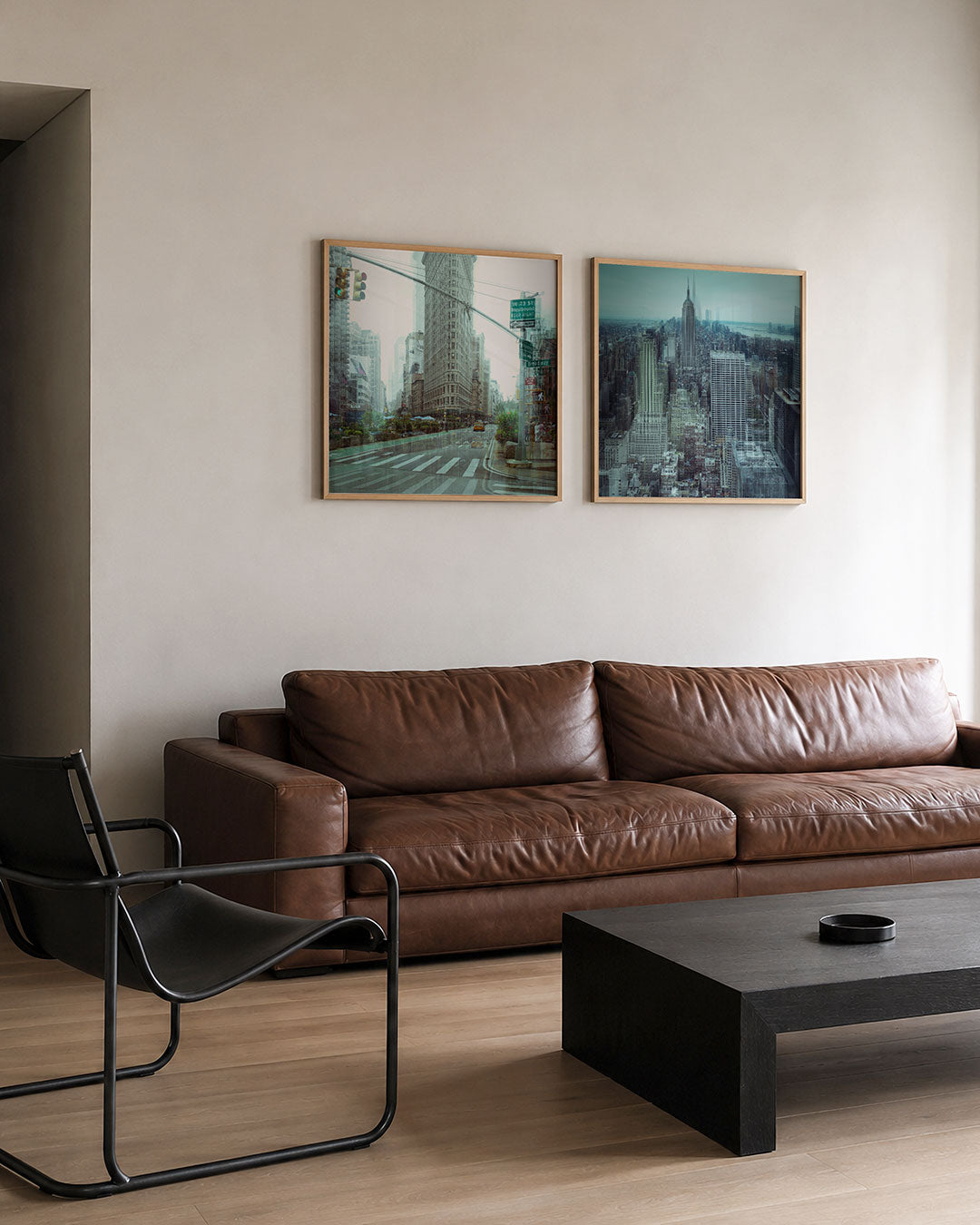 Interieur met vierkant fotografisch tweeluik stadslagen in teal – Gerald Emming