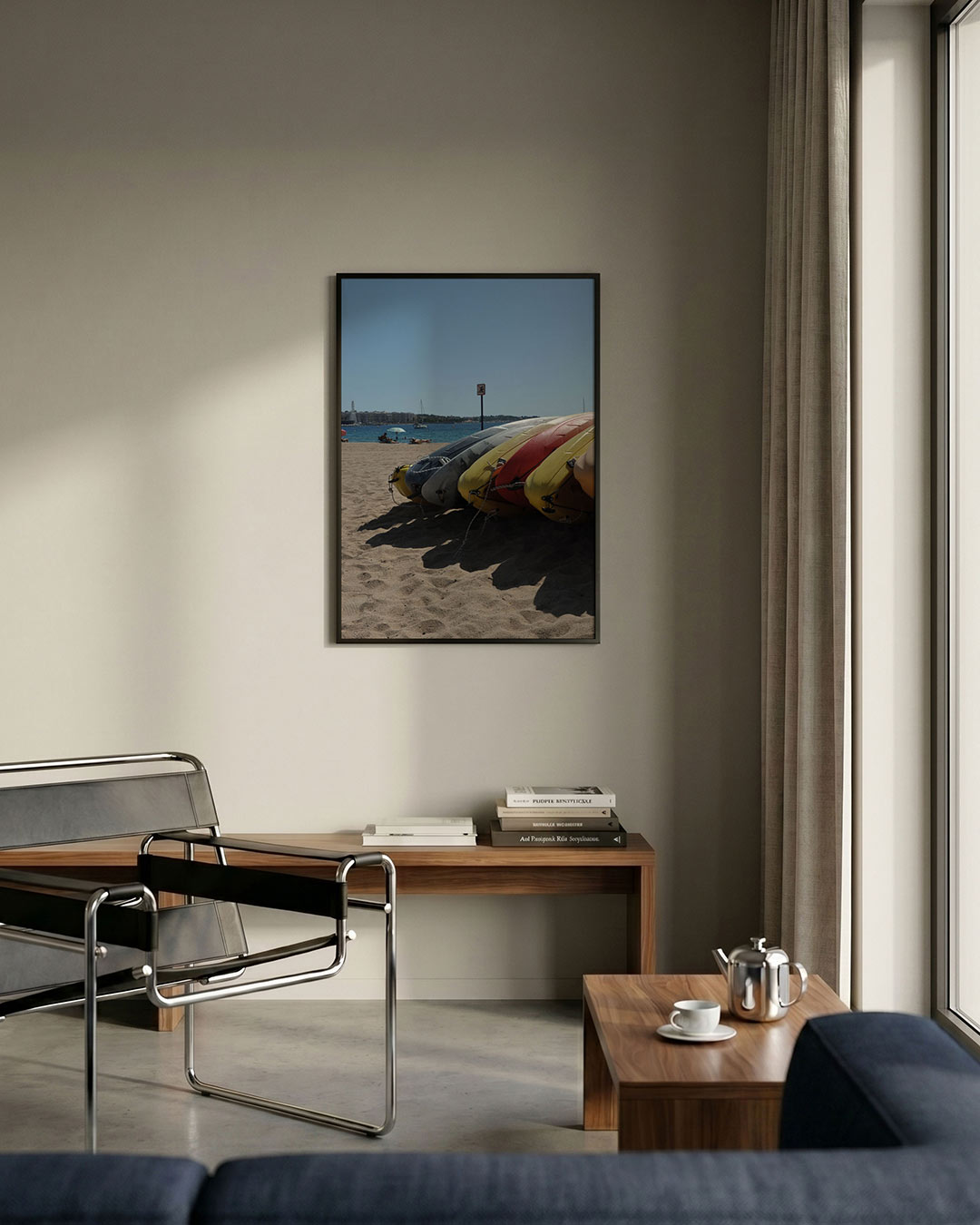 Kleurrijke kajaks op strand poster – detailweergave – deze poster toont een rij kleurrijke kajaks op een zonnig strand met