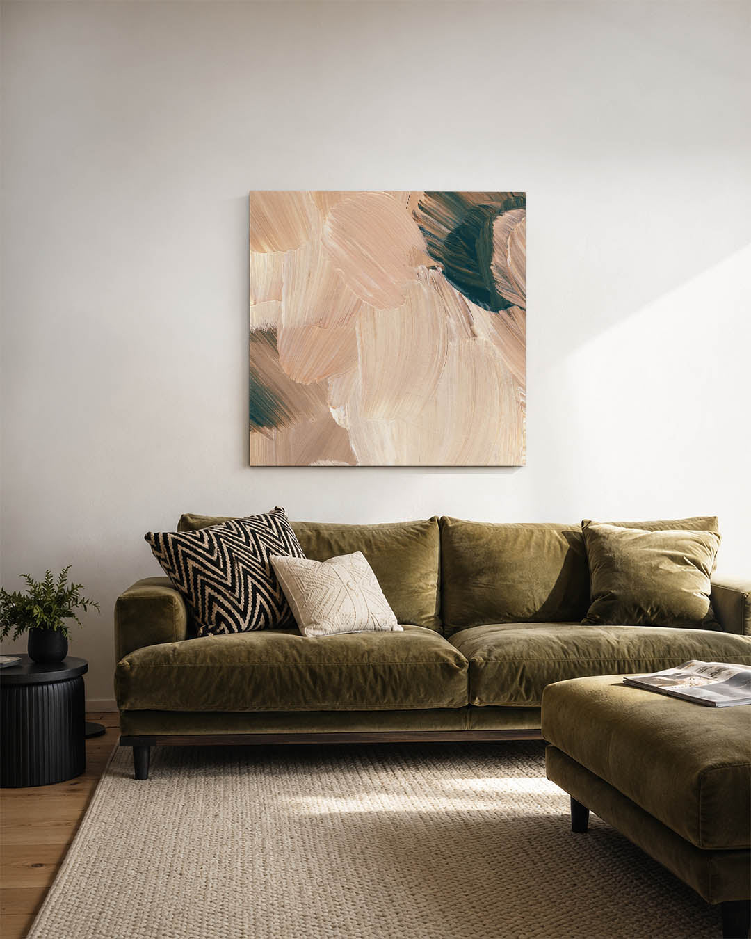 Organische penseelstreken kunstwerk – sfeerbeeld – dit werk toont vloeiende penseelstreken in beige en bruin, met subtiele