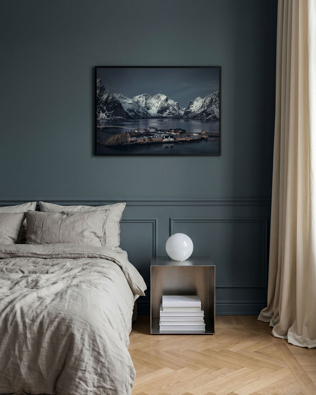 Berglandschap met dorp poster – detailweergave – een scène van besneeuwde bergen en een klein dorp aan het water, met een