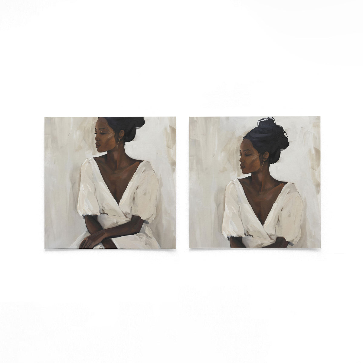 Twee vierkante posters met vrouw in wit op een gebroken witte achtergrond