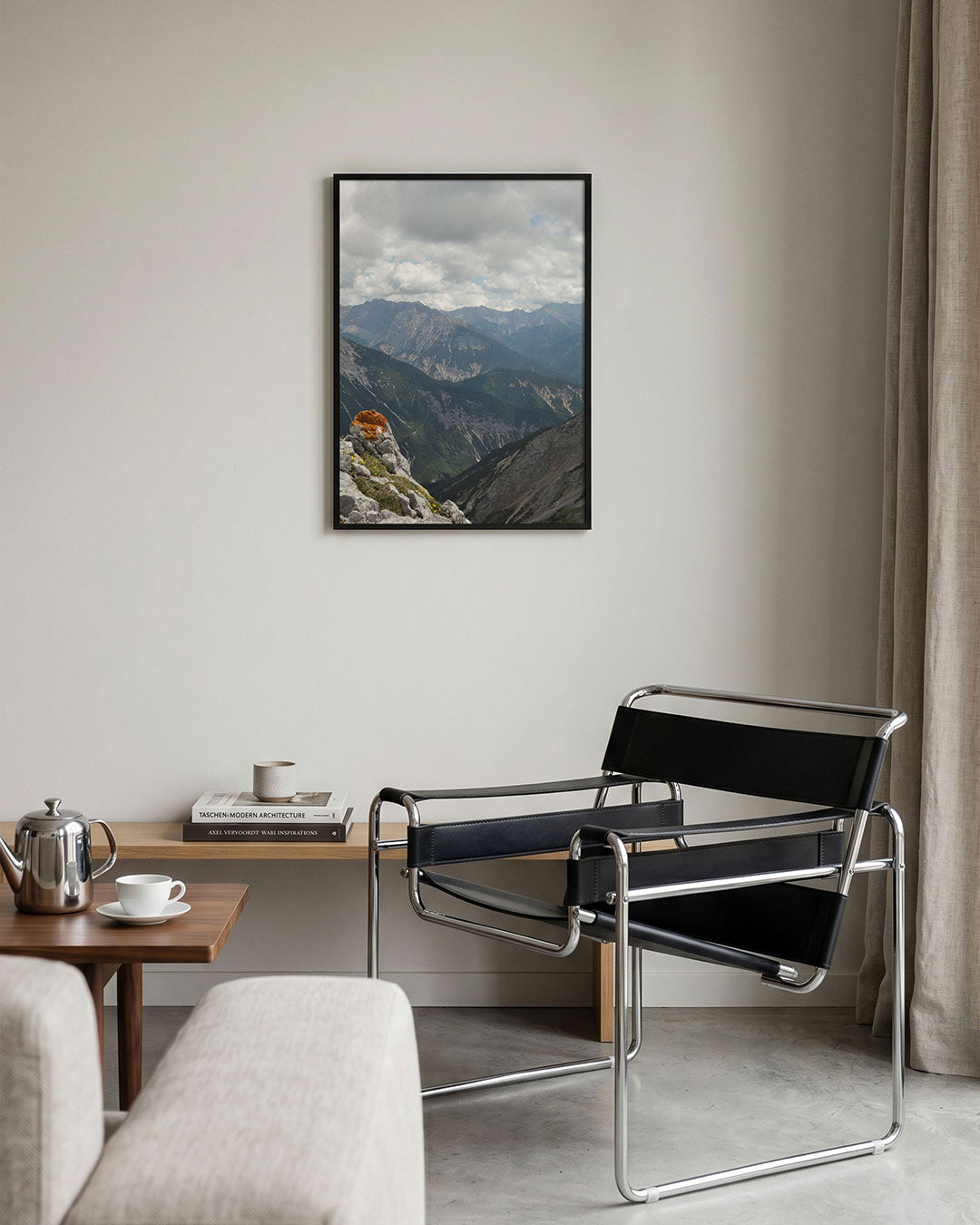 Berglandschap met oranje mos poster – tweede productweergave – een berglandschap met wolken en oranje mos op de voorgrond. De