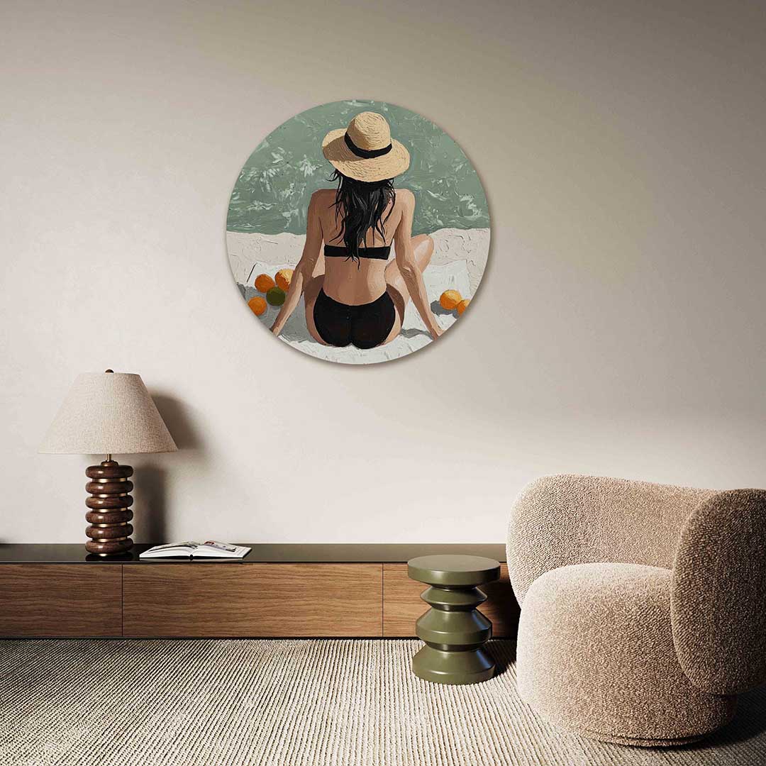 Zomerstrand vrouw – abstracte muurcirkel als ronde wanddecoratie