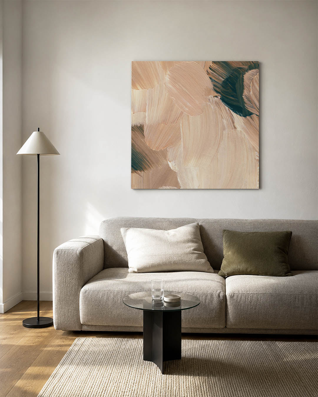 Organische penseelstreken kunstwerk – detailweergave – dit werk toont vloeiende penseelstreken in beige en bruin, met