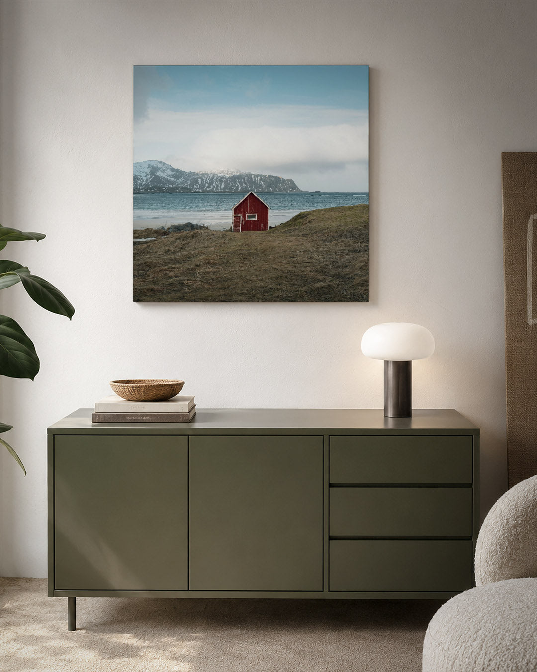 Rood huis aan zee kunstwerk – detailweergave – een eenzaam rood huisje staat aan de kust met bergen op de achtergrond. De