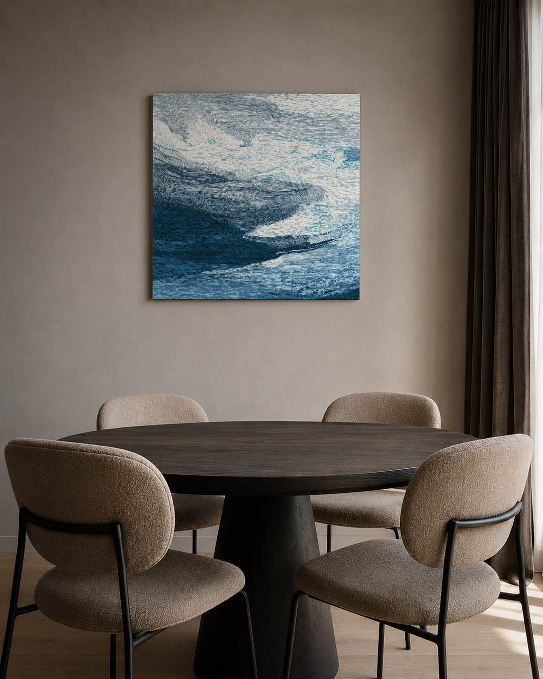 Dynamische blauwe wolken kunstwerk – tweede productweergave – dit werk toont een vloeiende compositie van blauwe en grijze