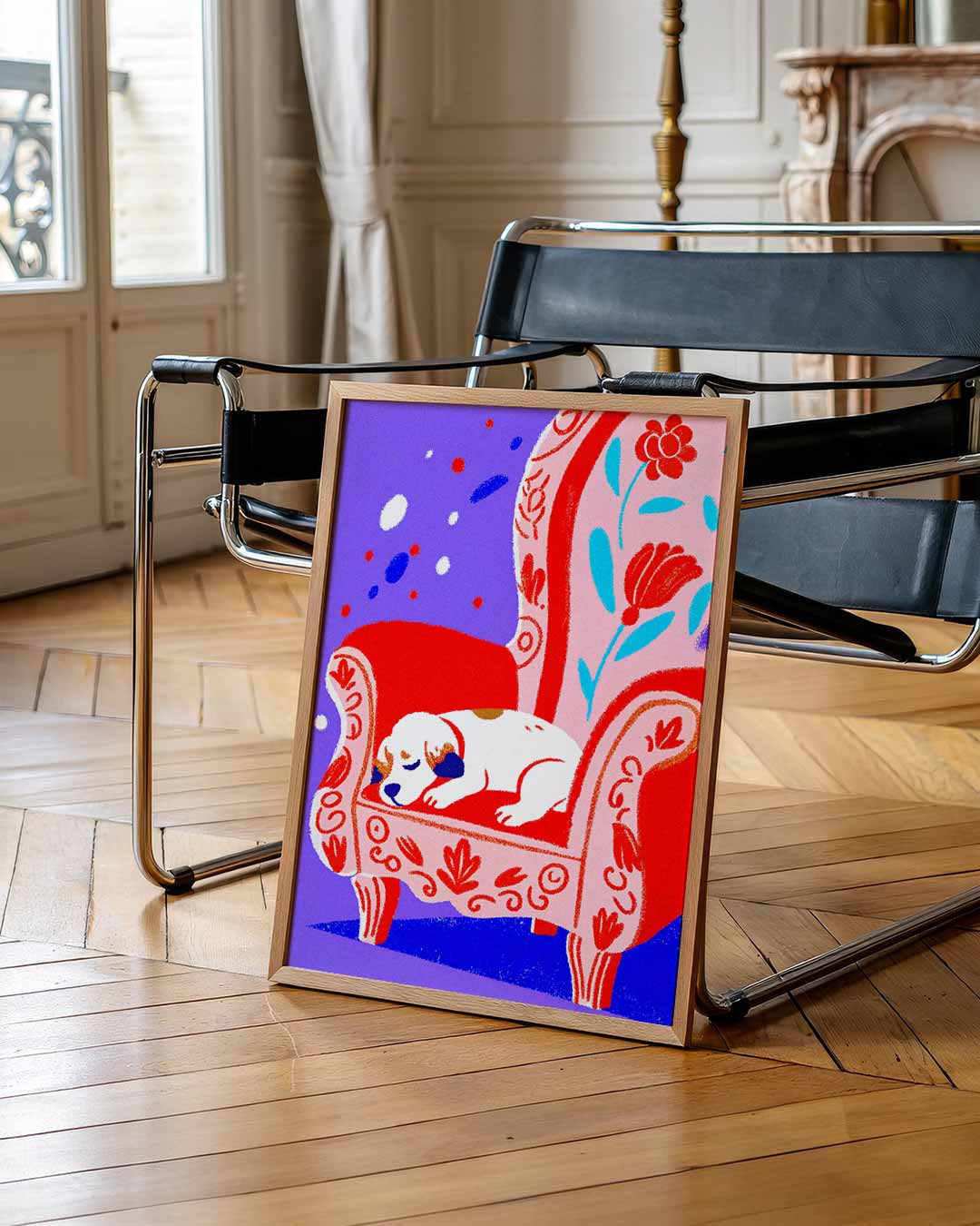 Dromerige Puppy op Bloemrijke Fauteuil – staande muurposter met zomerse uitstraling