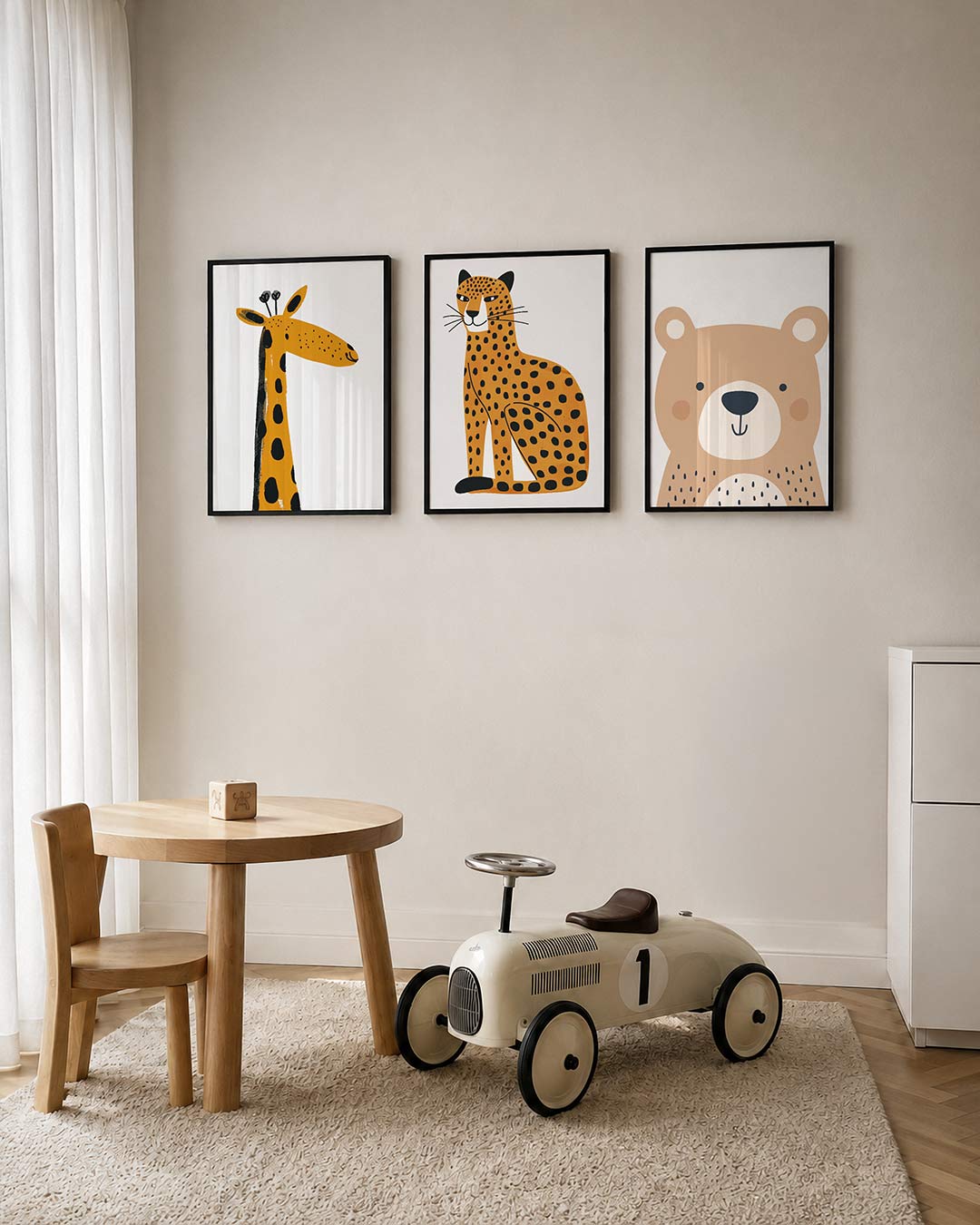 Vrolijke giraffe posterset – tweede productweergave – een speelse giraffe met een lange nek en grote oren