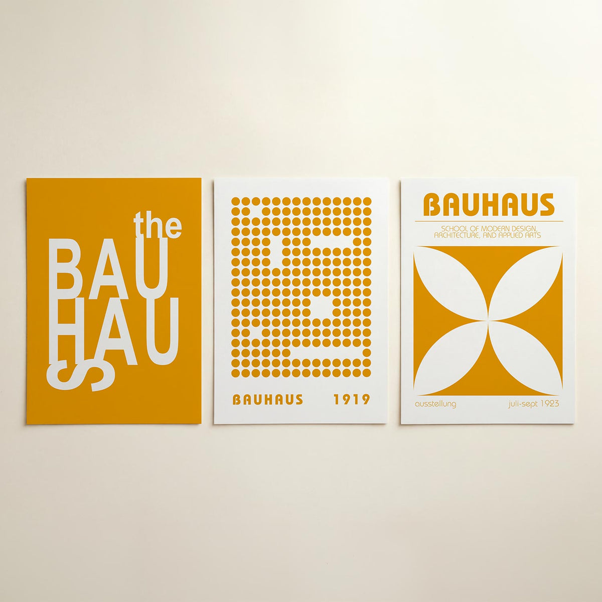 Typografisch spel posterset – detailweergave – witgekleurde letters dansen speels op een warme oranje achtergrond. De