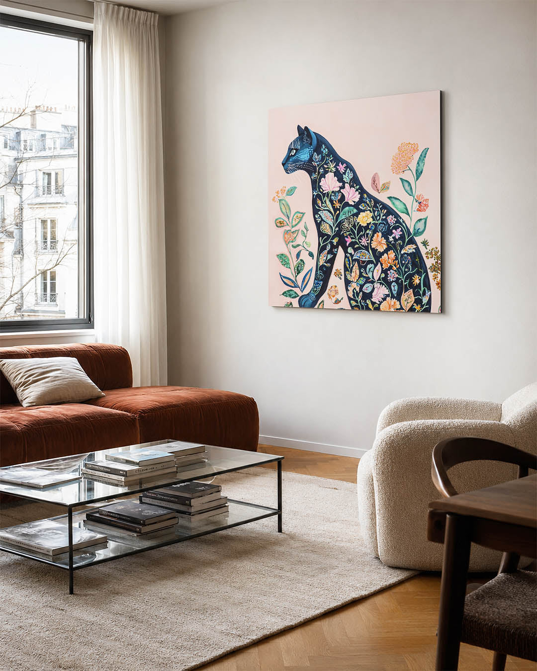 Floraal kattenportret kunstwerk – vierkante wanddecoratie – dit kunstwerk toont een kat met een donkerblauwe vacht, versierd