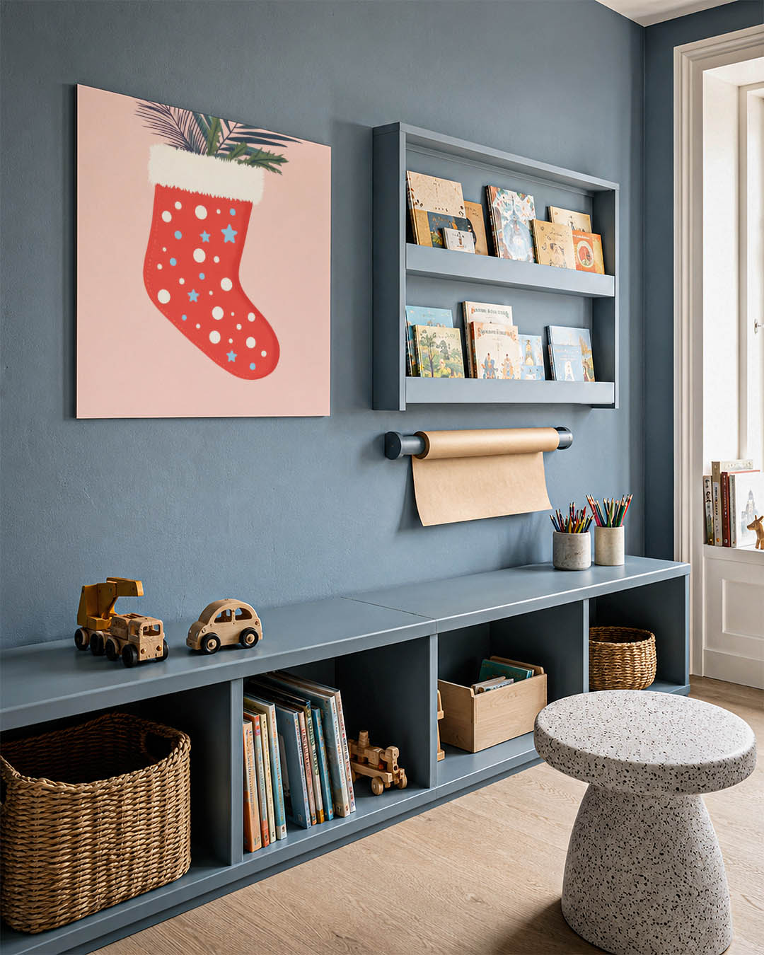 Vrolijke kerstsok kunstwerk – detailweergave – dit toont een rode kerstsok met witte stippen en blauwe sterren, gevuld met