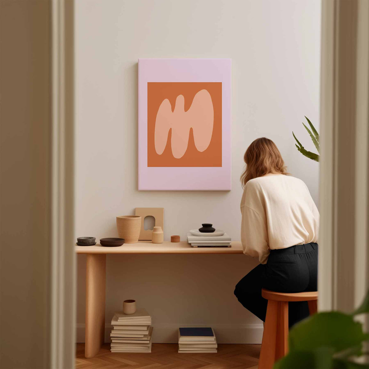 Zachte Abstractie in Perzikkleur – staand kunstwerk voor modern interieur