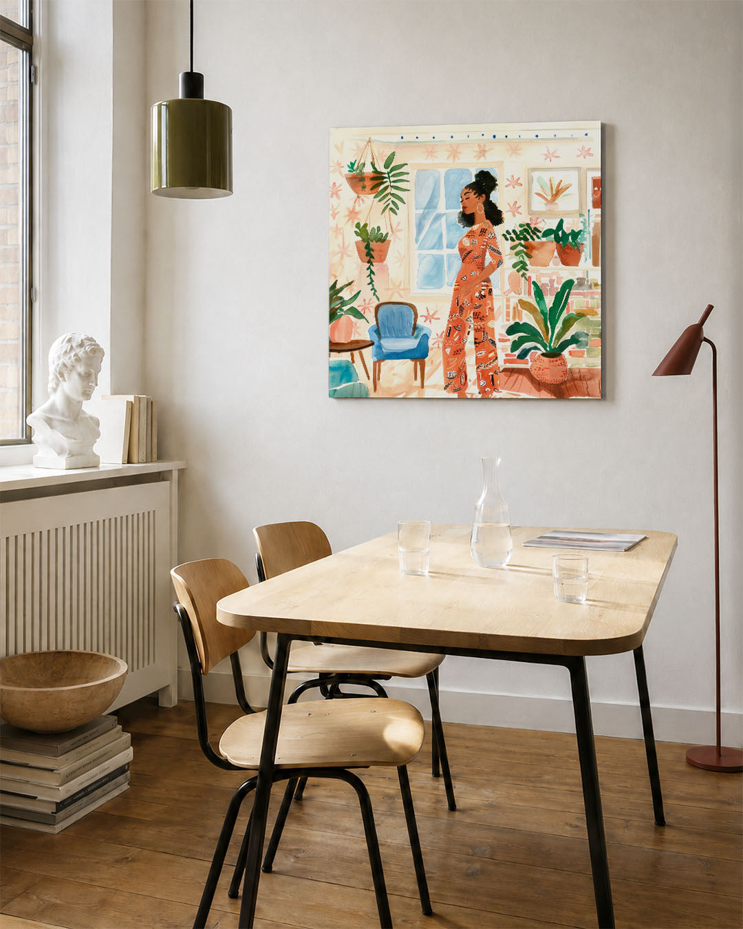 Vrouw in interieur kunstwerk – vierkante wanddecoratie – dit kunstwerk toont een vrouw in een kleurrijke kamer met planten en