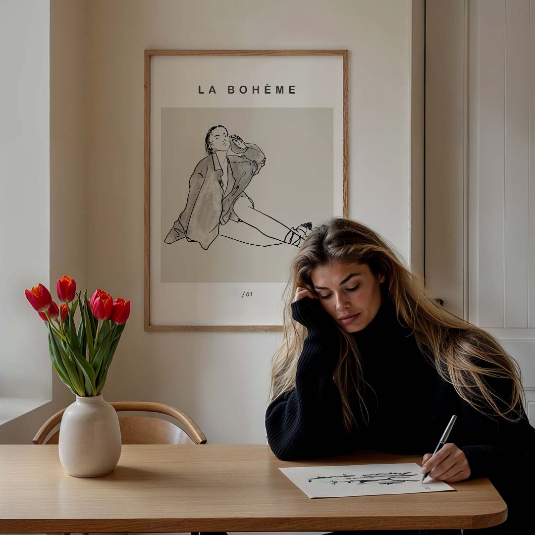 La Bohème Stijlvolle Kunstposter – staande vrouwelijke wanddecoratie van WallArtistic
