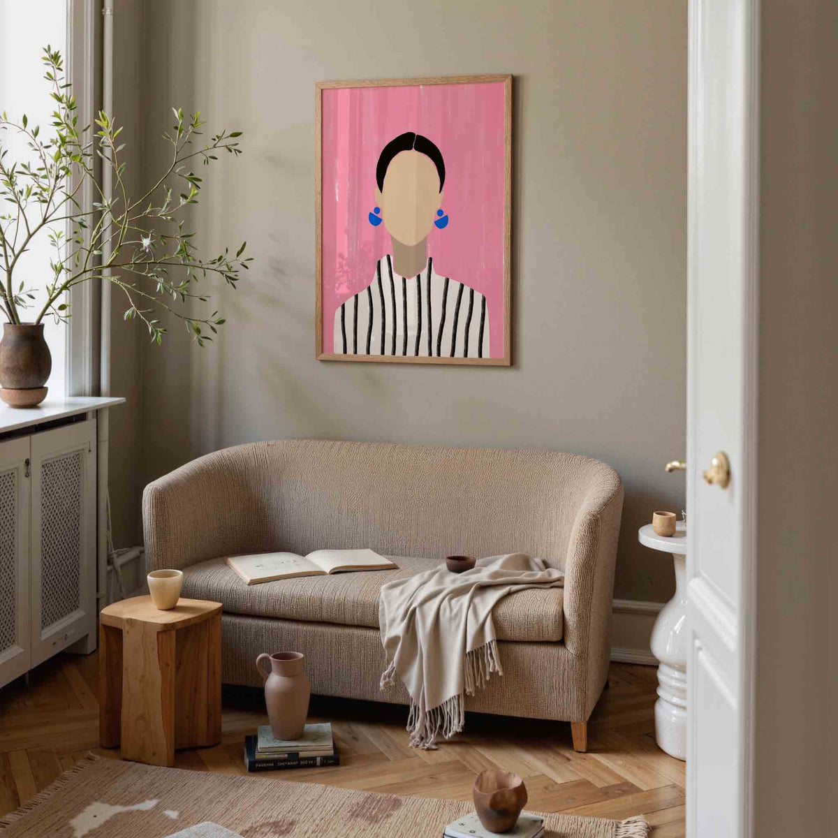 Vrouw met blauwe oorbellen – rustige poster in staand formaat