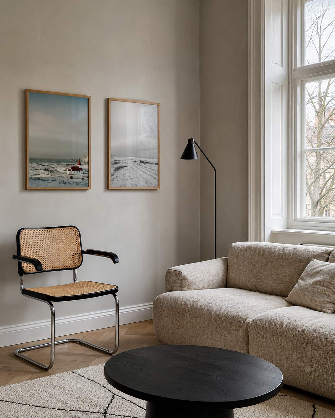 Winterse rust posterset – tweede productweergave – een serene winterse scène met een wit gebouw met rood dak, omgeven door