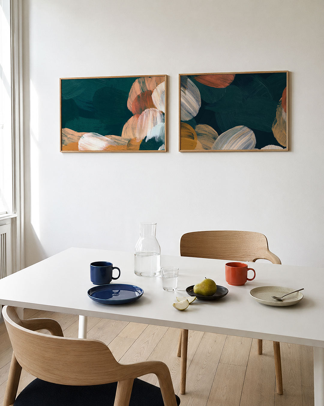 Twee liggende posters met deze tweedelige posterset heeft borstelvegen in warme tinten, aan de muur in een interieur