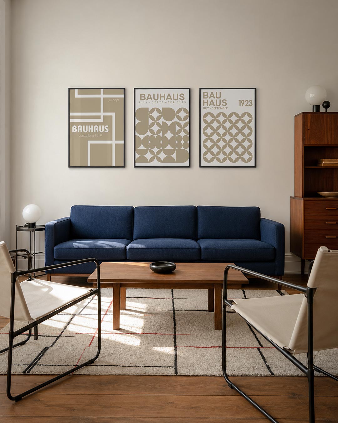 Lijnen en vlakken driedelige posterset – deze posterset in drie delen toont een spel van witte lijnen op een beige