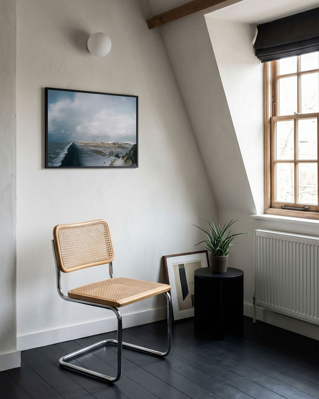 Kustlandschap panorama poster – tweede productweergave – een uitgestrekt kustlandschap met een dramatische lucht en golvende