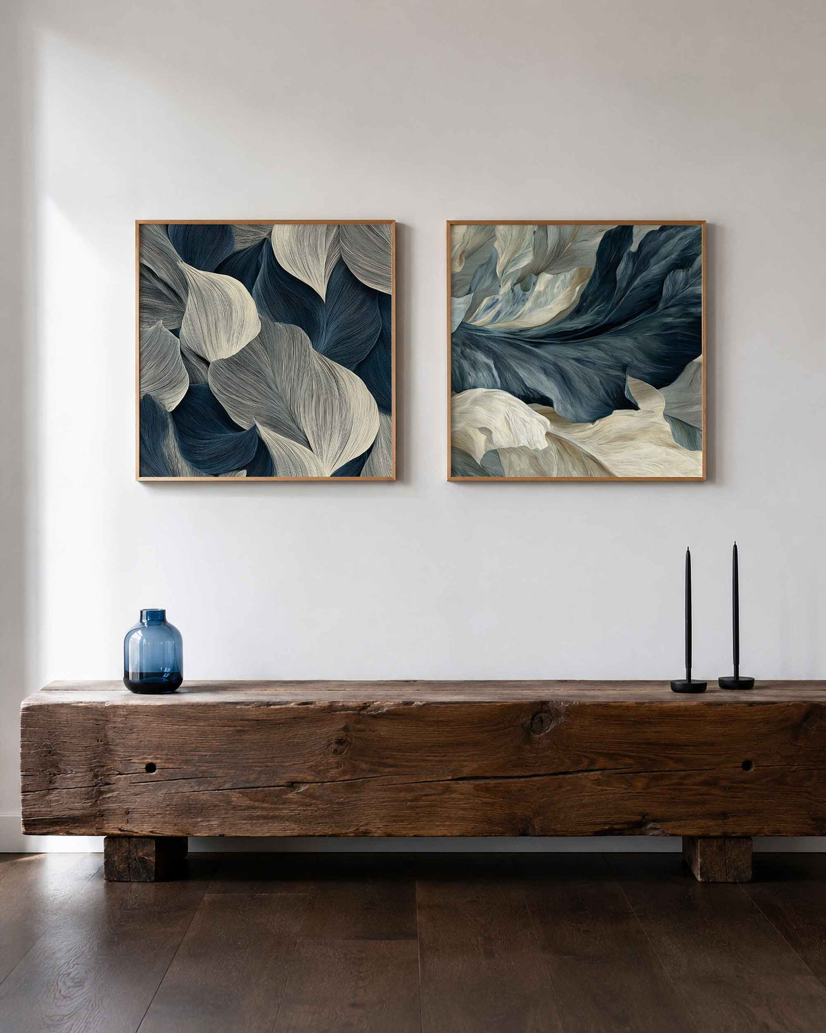Interieurpresentatie van een tweedelige vierkante posterset met gestreepte vormen
