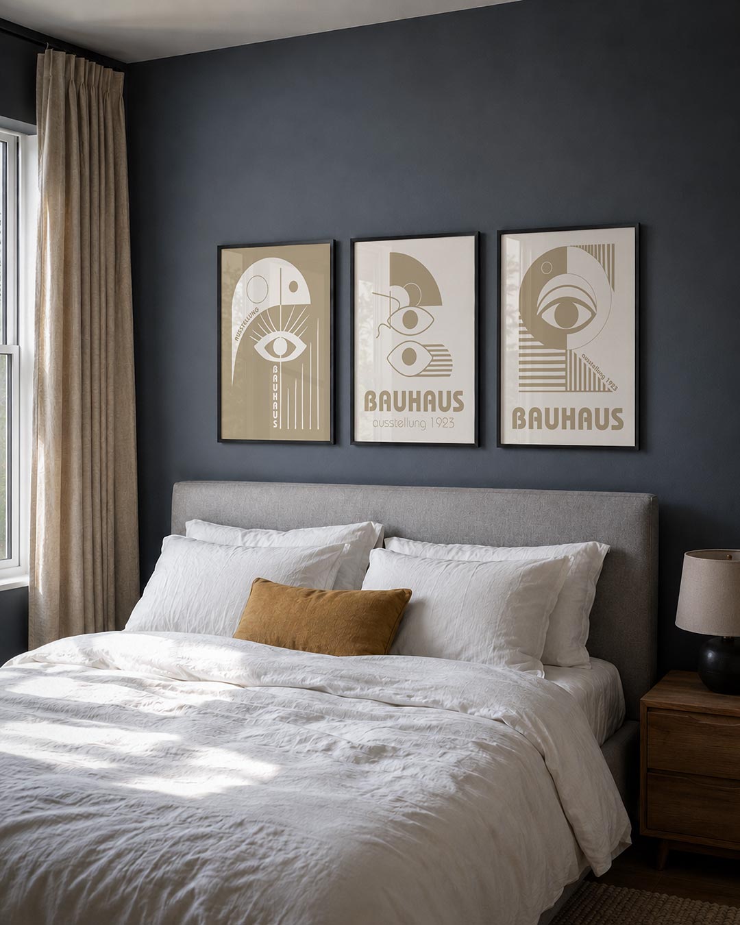 Oog en lijnen posterset – derde productweergave – een beige achtergrond met witte vormen. Een centraal oog met stralen en