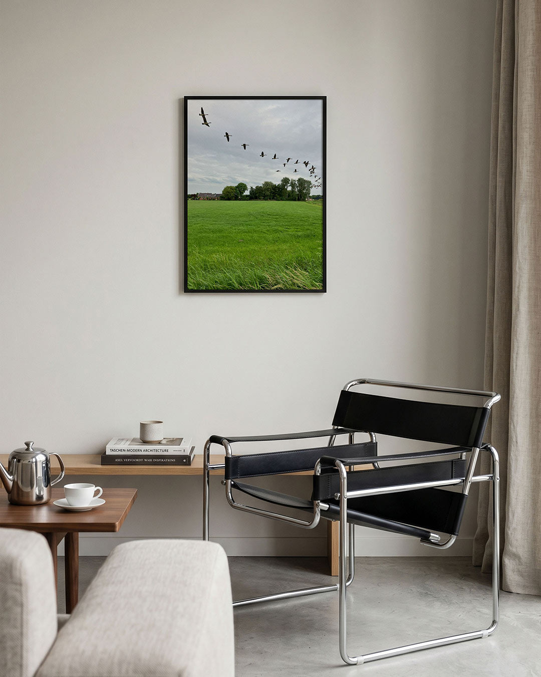 Vliegende vogels poster – tweede productweergave – een groep vogels vliegt in formatie over een uitgestrekt groen veld met