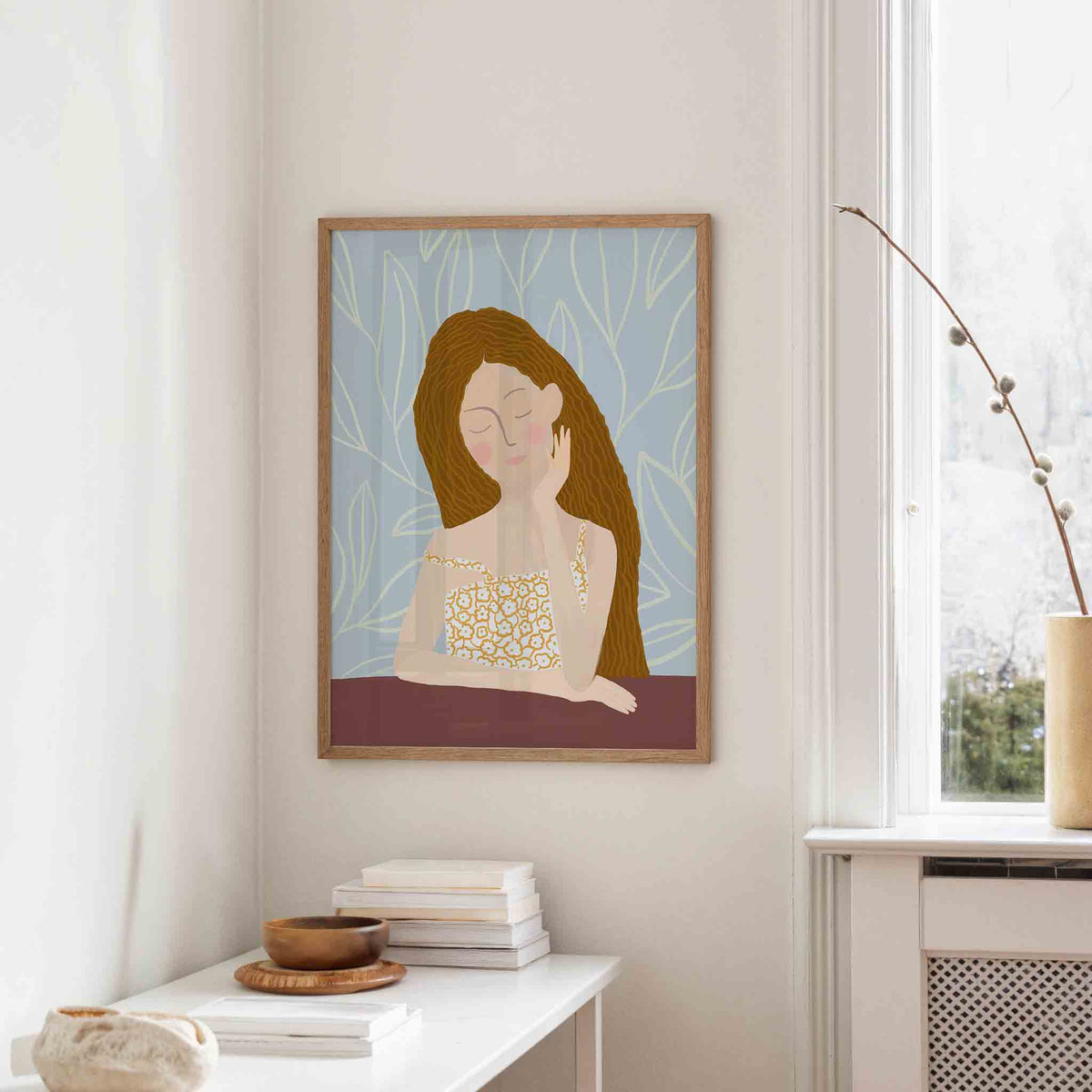 Vrouw met bloemenjurk – staande hedendaagse wanddecoratie van WallArtistic