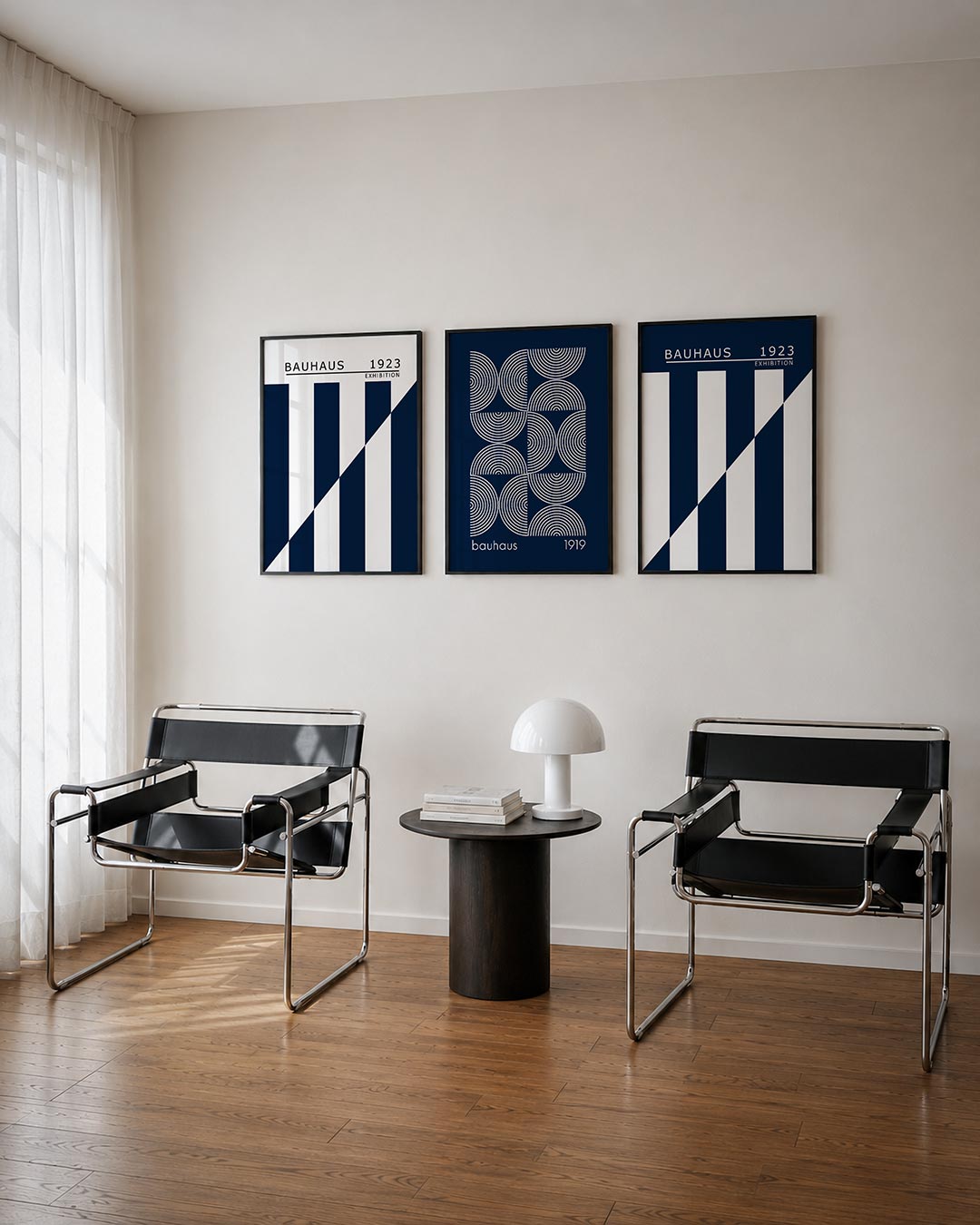 Lijnen en vlakken driedelige posterset – deze posterset in drie delen toont een strak lijnenspel met diepe blauwe en witte