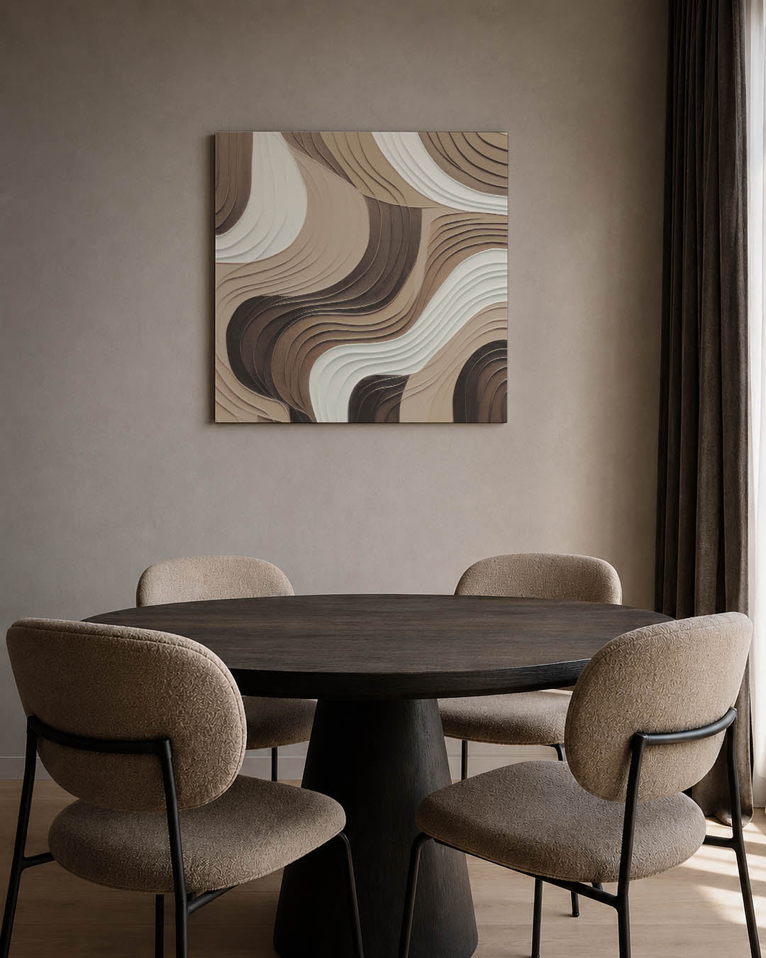 Golvende lijnen kunstwerk – tweede productweergave – dit kunstwerk toont vloeiende, golvende lijnen in beige, wit en bruin.