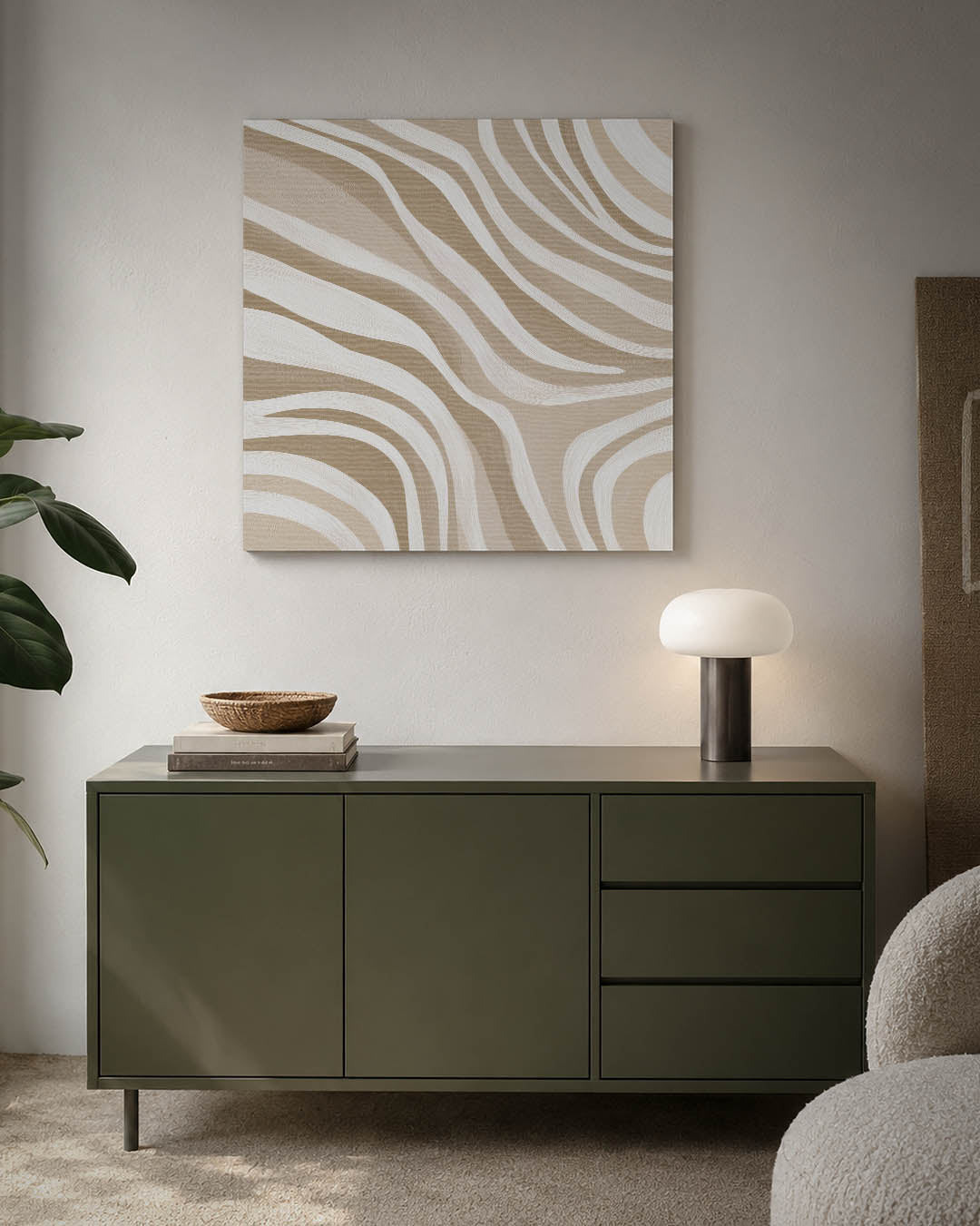 Golvende lijnen kunstwerk – detailweergave – dit werk toont vloeiende, golvende lijnen in beige en wit. De compositie creëert