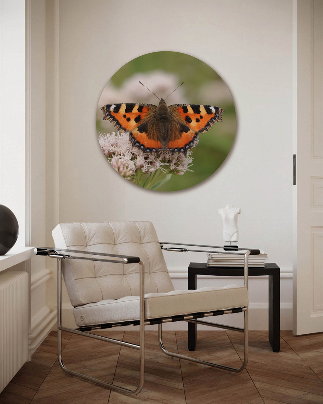 Vlinder op bloemen – fotografie muurcirkel als ronde wanddecoratie