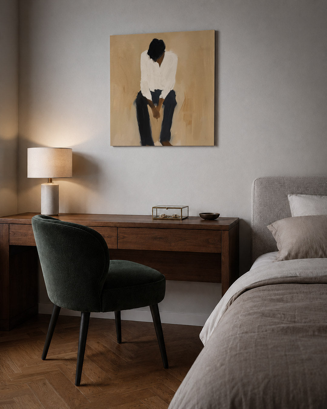 Zittende figuur kunstwerk – sfeerbeeld – dit kunstwerk toont een zittende figuur in een rustige pose. De zachte beige