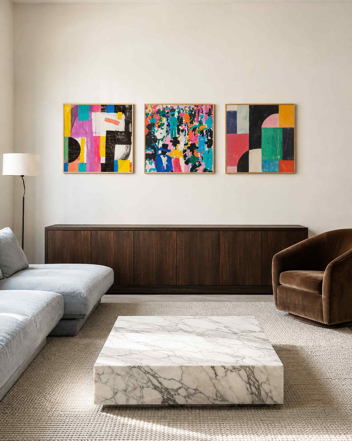 Interieurpresentatie van een driedelige vierkante posterset met kleurrijke abstracte
