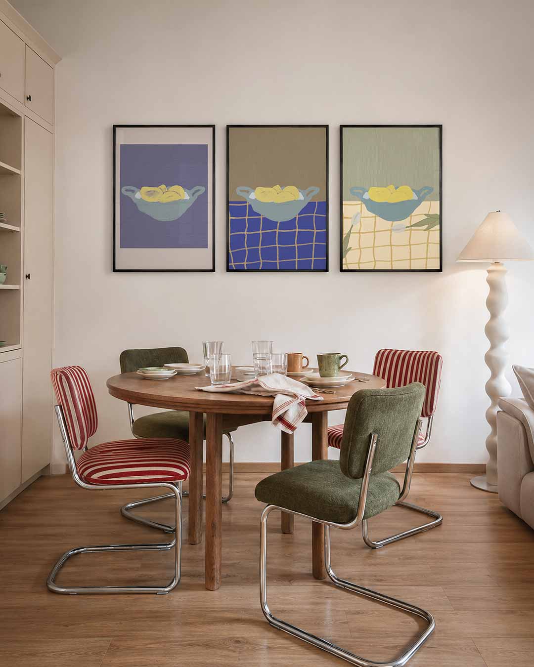 Fruit in kleur driedelige posterset – een schaal met gele vruchten op een blauwe achtergrond