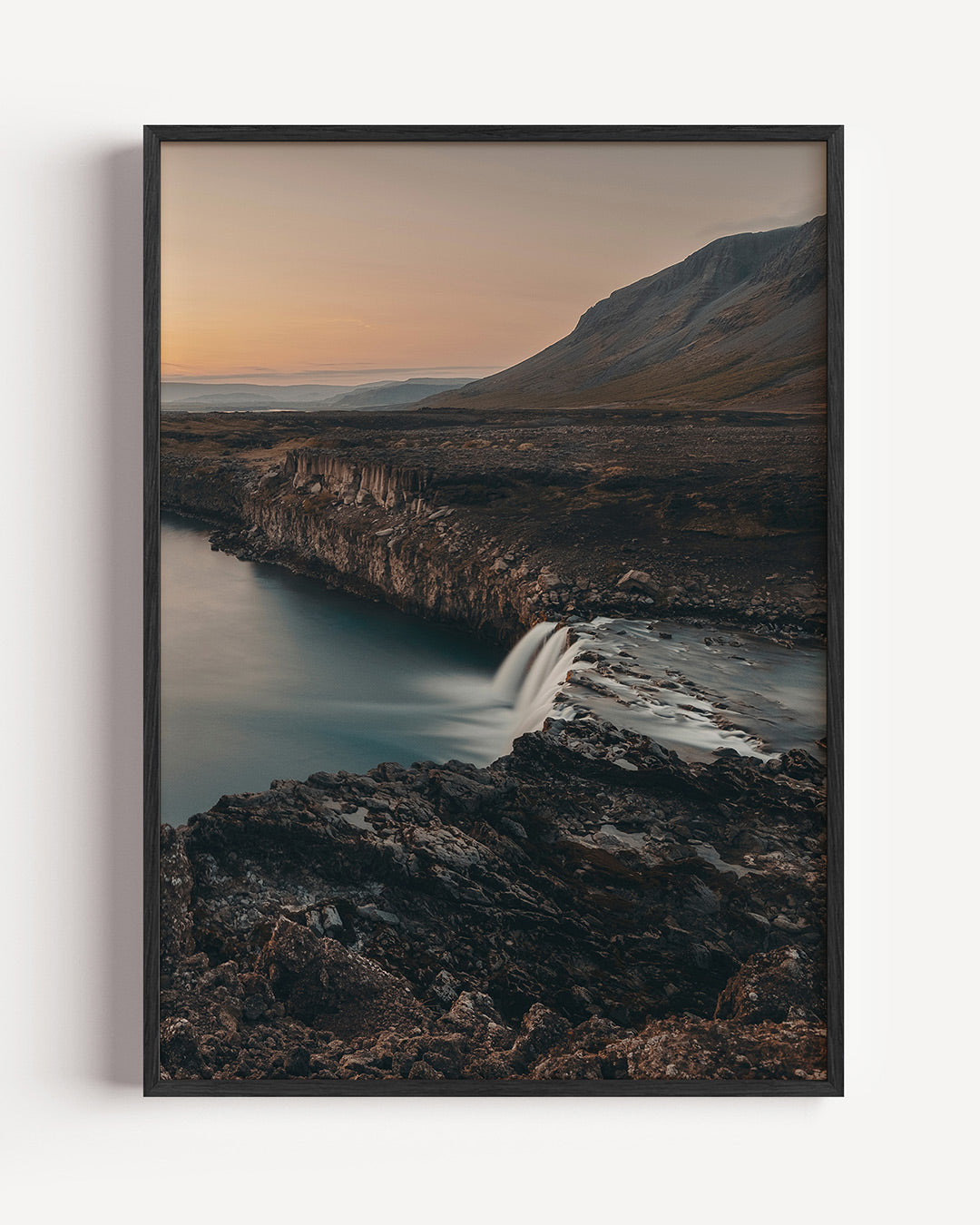 Rustige waterval poster – portret wanddecoratie – deze poster toont een serene waterval in een ruig landschap bij