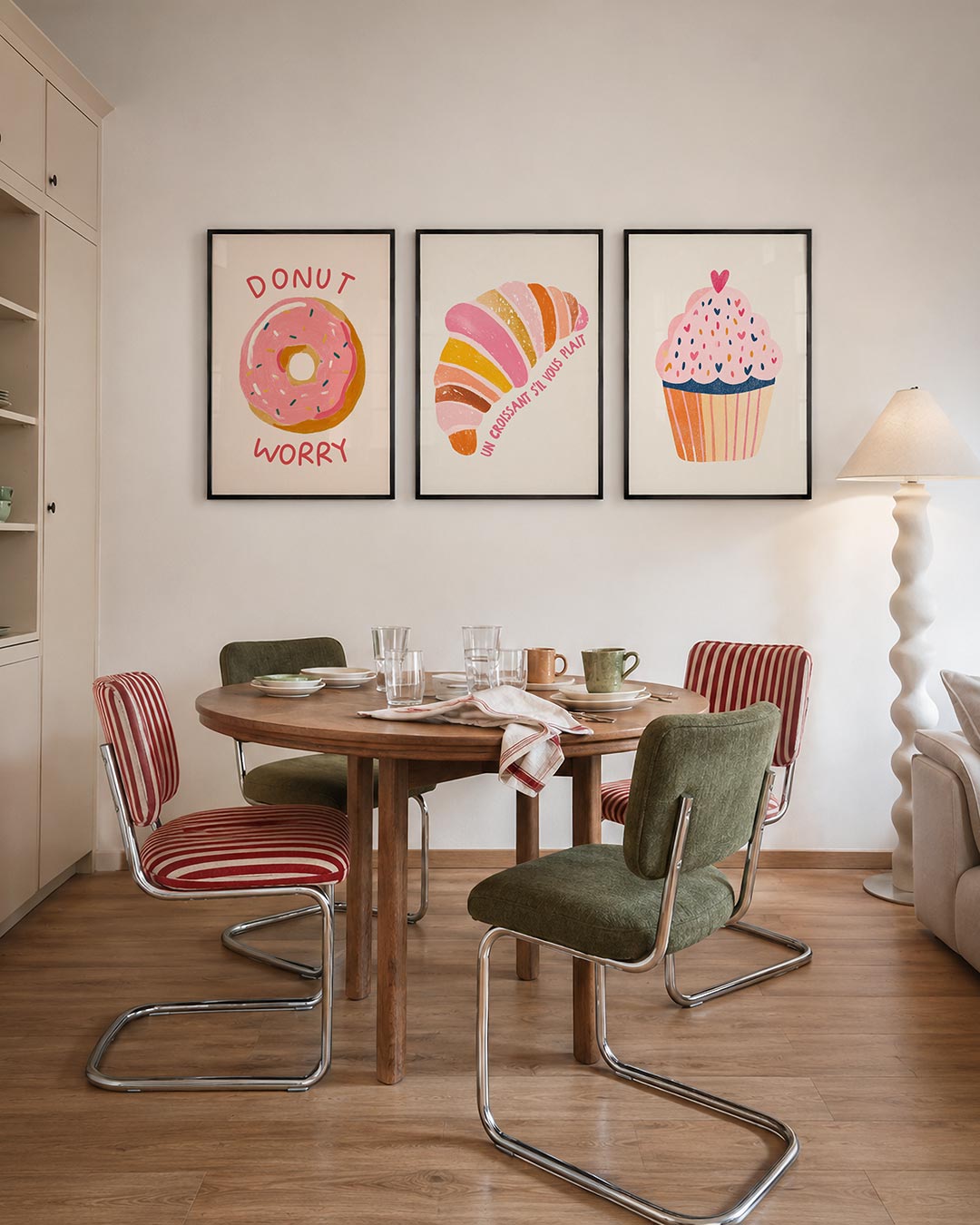 Zoete inspiratie driedelige posterset – een vrolijke donut met roze glazuur en kleurrijke