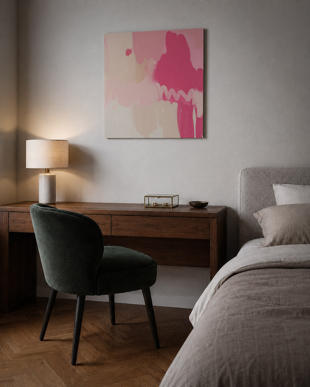 Vloeiende kleurencompositie kunstwerk – sfeerbeeld – dit kunstwerk toont een dynamische mix van roze tinten en beige, met