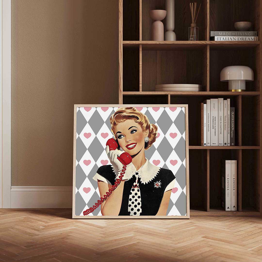 Vrouw met telefoon – kleurrijke Pop Art poster in vierkant formaat