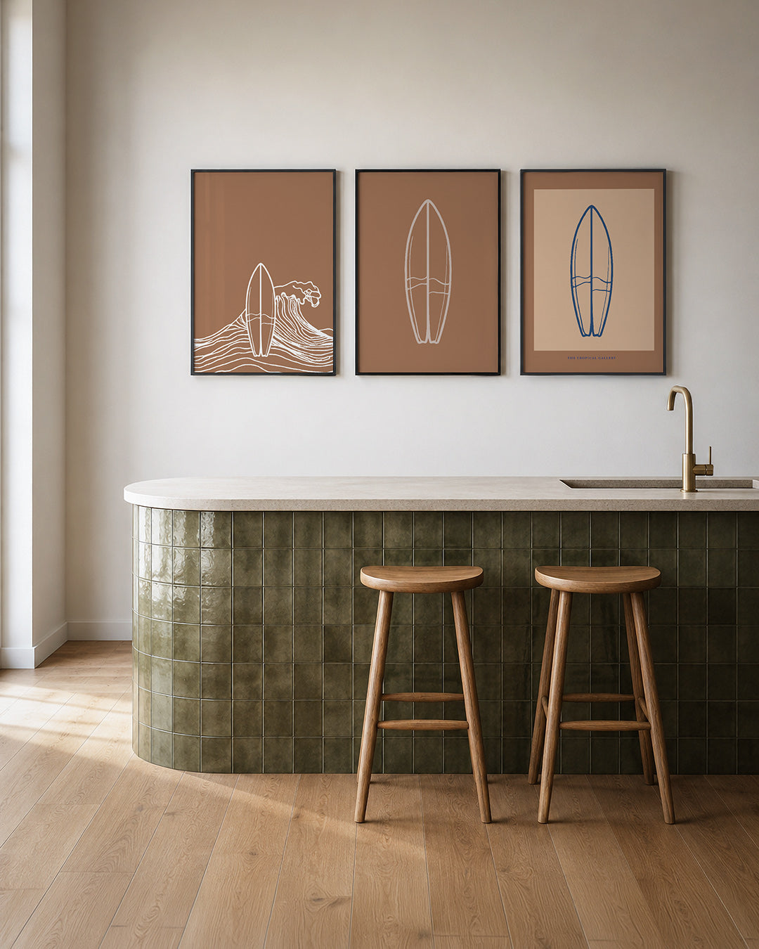 Golven en surfplank posterset – tweede productweergave – een surfplank staat centraal tegen een achtergrond van