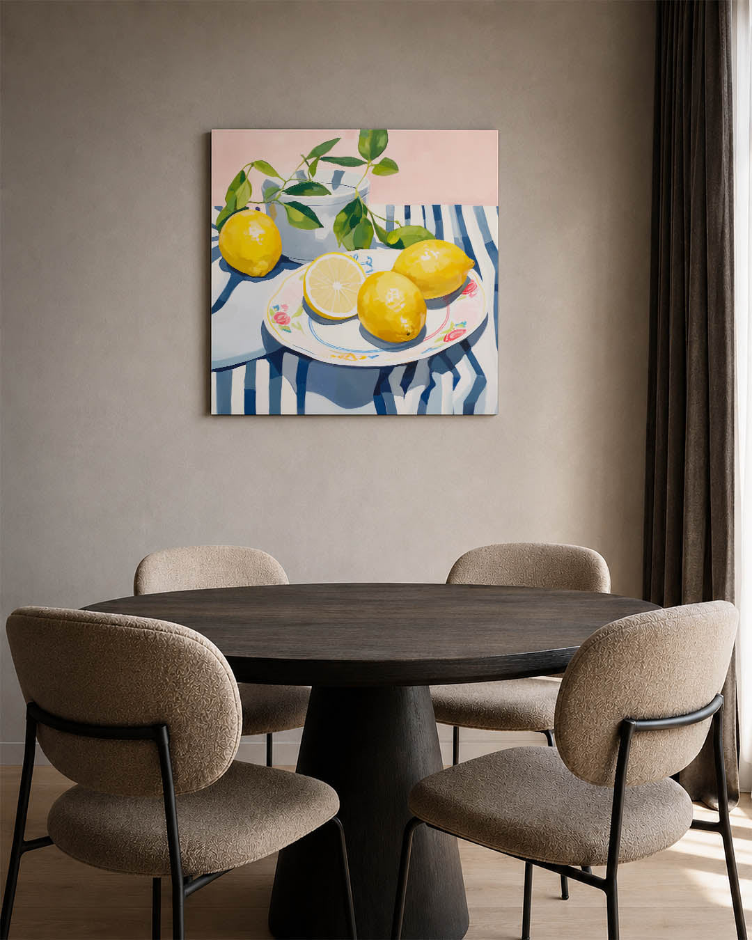 Citroenen op tafel kunstwerk – vierkante wanddecoratie – dit werk toont drie citroenen op een bord met een gestreept