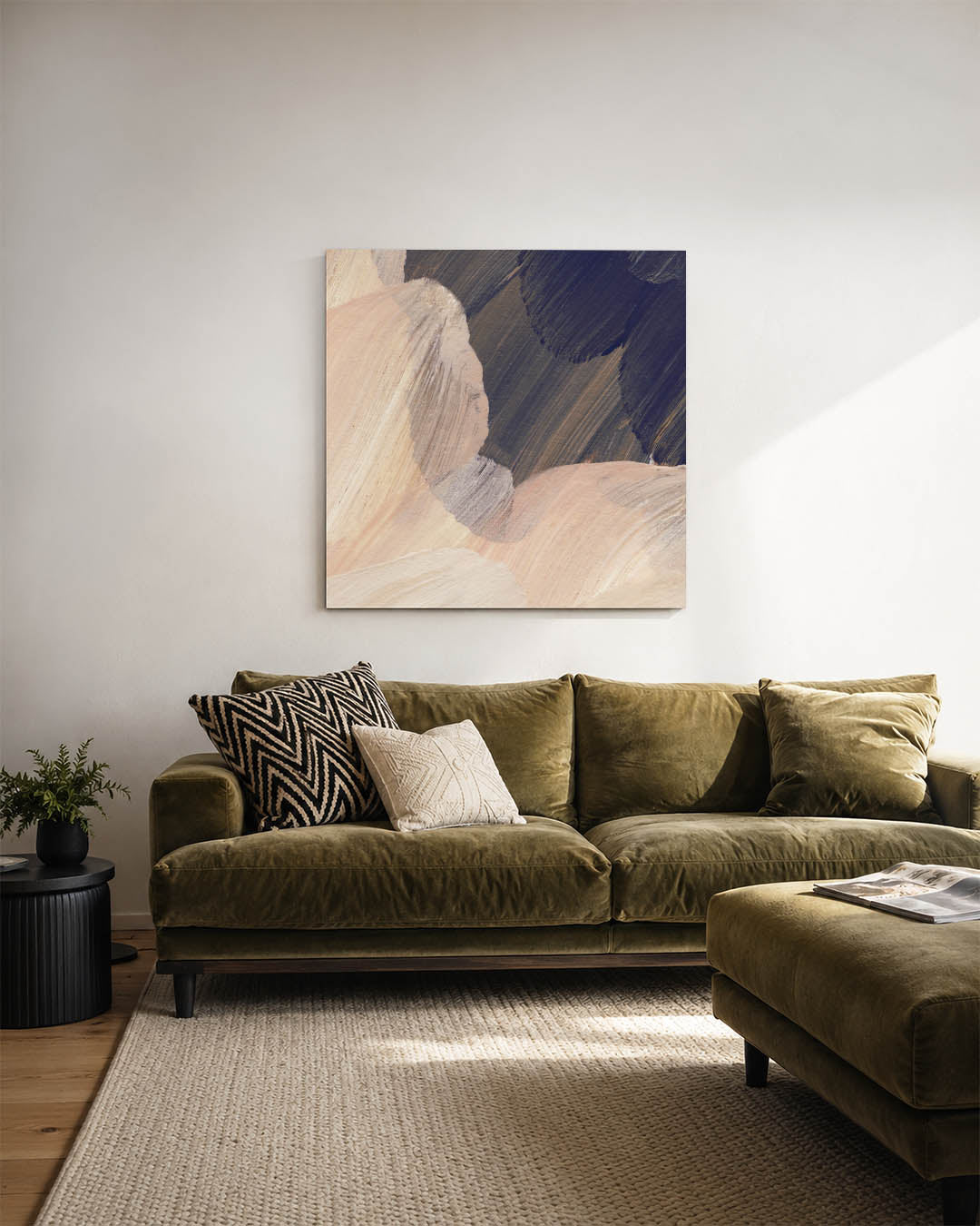 Organische borstelvegen kunstwerk – sfeerbeeld – dit kunstwerk toont vloeiende borstelvegen in beige en zwart, met subtiele