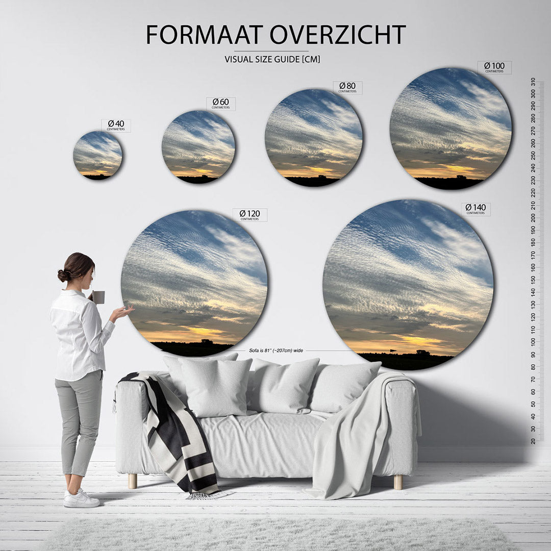 Wolkenspel bij zonsondergang – ronde wanddecoratie met fotografie