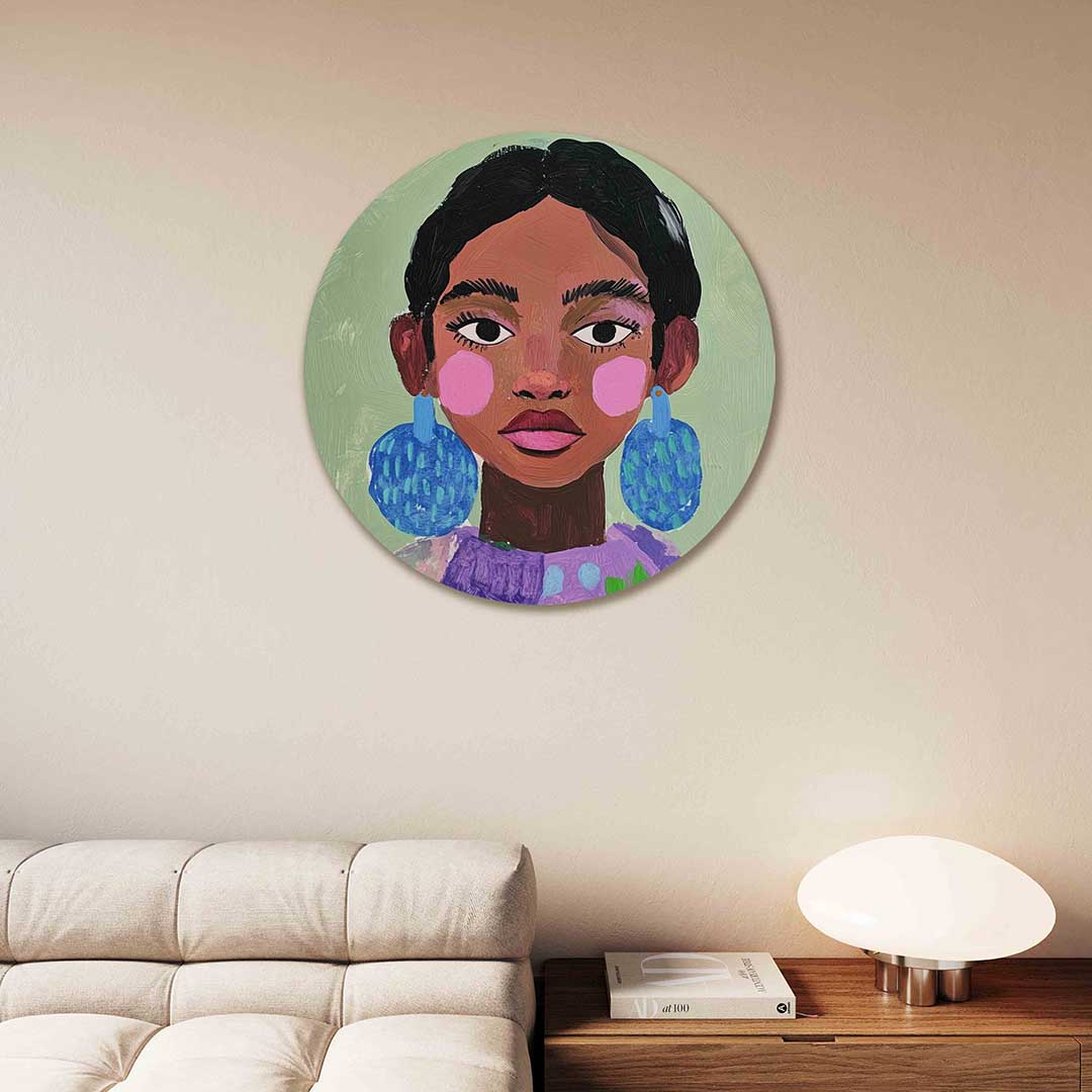 Portret met blauwe oorbellen – moderne abstracte muurcirkel voor aan de muur
