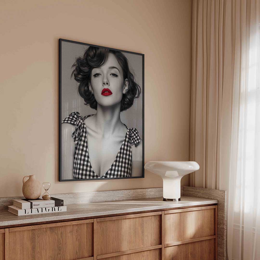 Vrouw met rode lippen – kleurrijke Pop Art poster in staand formaat