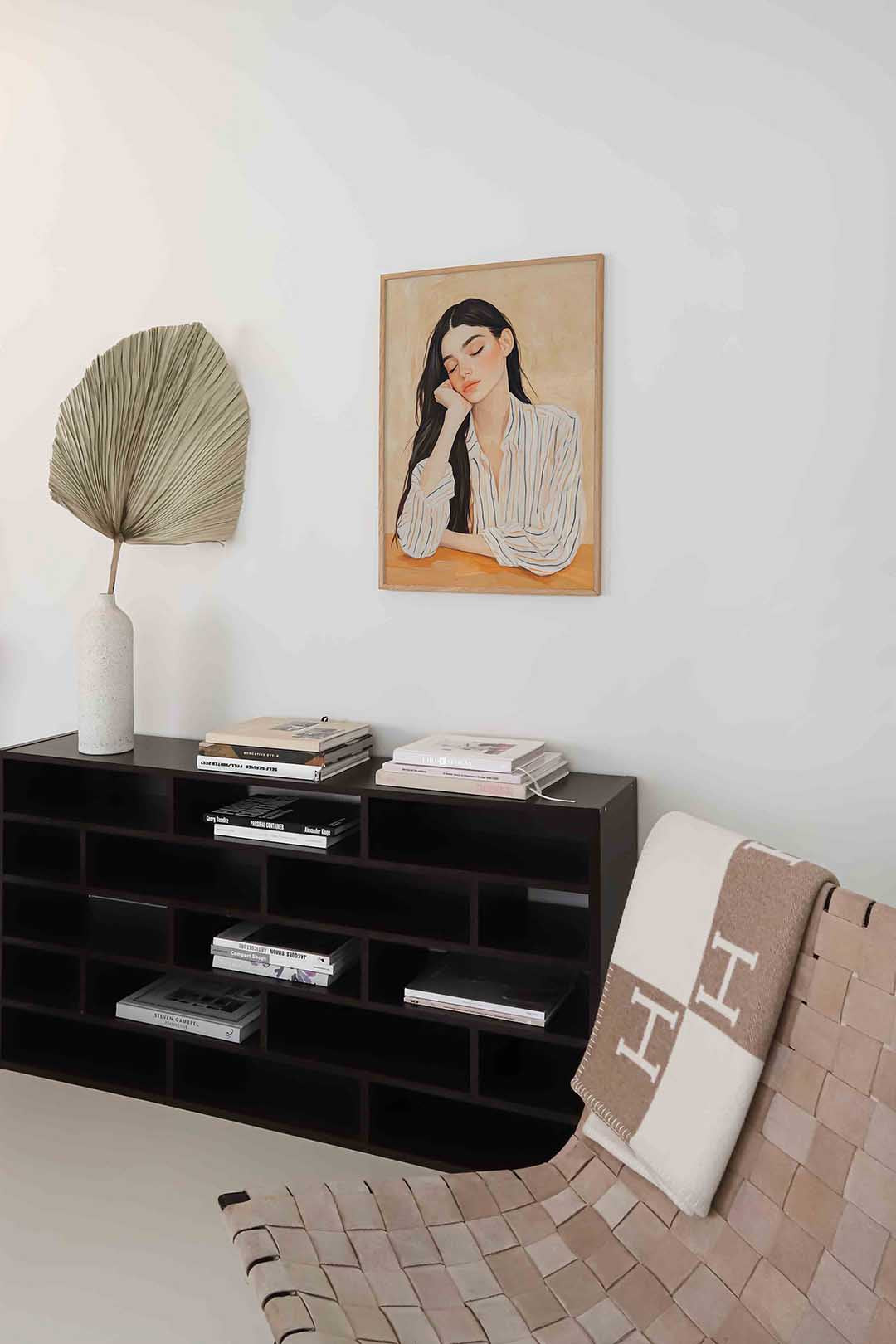 Vrouw met gesloten ogen – staande moderne wanddecoratie van WallArtistic