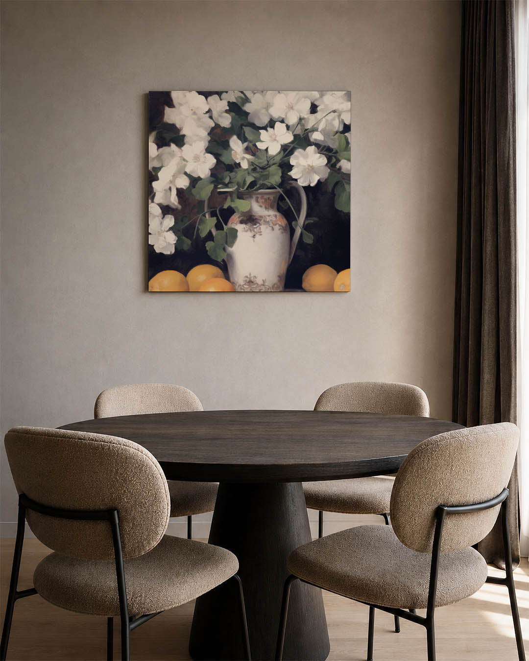 Bloemen en citrus kunstwerk – vierkante wanddecoratie – dit kunstwerk toont een vaas met witte bloemen en groene bladeren