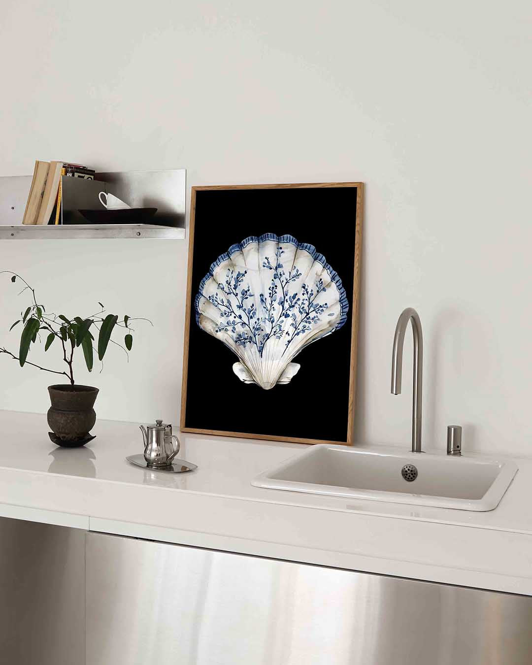 Schelp met blauwe takken – blauw-witte poster in staand formaat